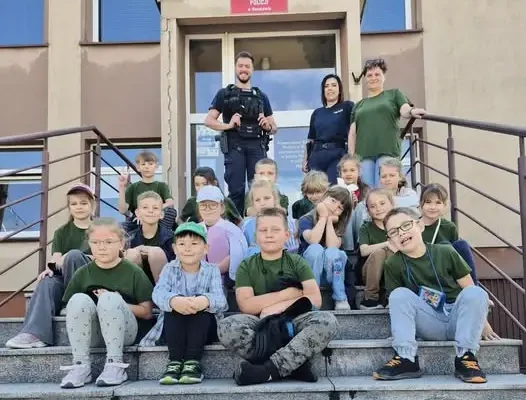 Policjanci uczą dzieci bezpieczeństwa – spotkania w szkołach i przedszkolach