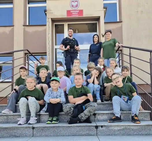 Policjanci uczą dzieci bezpieczeństwa – spotkania w szkołach i przedszkolach