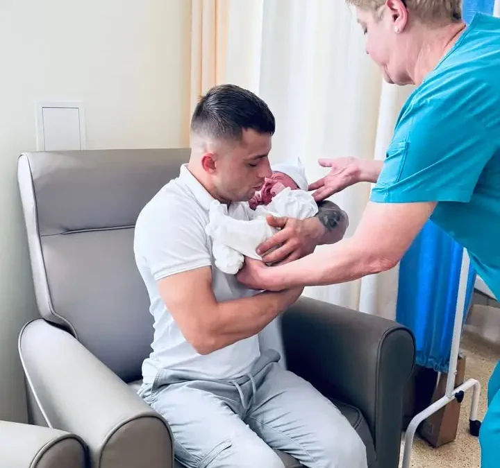 Dzień Ojca na ostrowskiej porodówce – wyjątkowe chwile z małym Wiktorem
