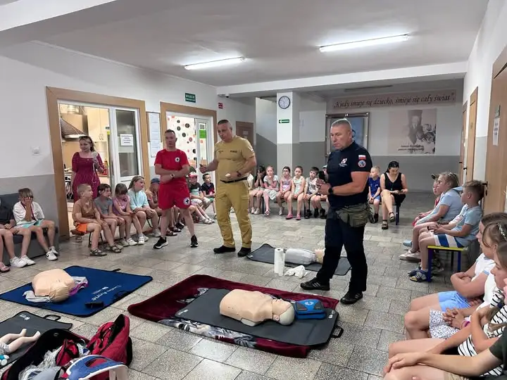 Tydzień dla Bezpieczeństwa – akcja profilaktyczna w szkole z udziałem strażaków i policji