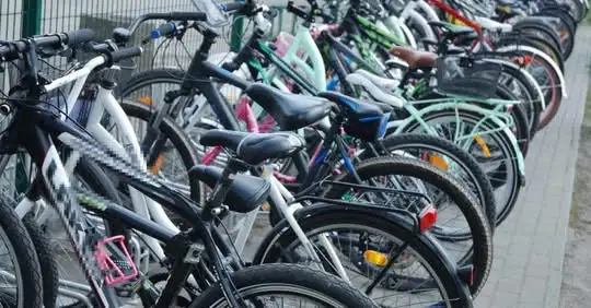 Sezon rowerowy w pełni – jak uchronić się przed kradzieżą? Policja radzi i znakuje rowery