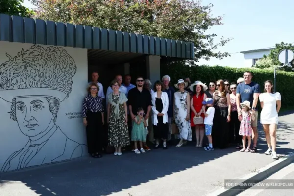 Historia na przystanku w Lewkowie – odsłonięto mural Zofii Lipskiej