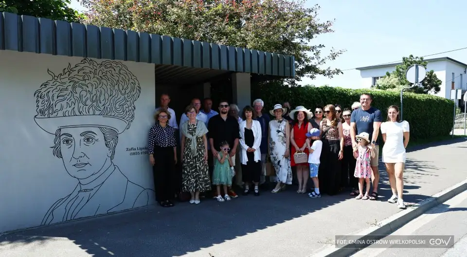 Historia na przystanku w Lewkowie – odsłonięto mural Zofii Lipskiej