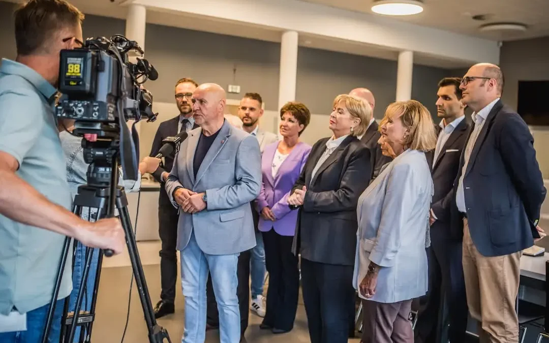 Nadzwyczajna sesja Rady Miejskiej Ostrowa przerwana – brak kworum zablokował kluczowe inwestycje