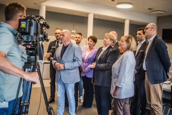 Nadzwyczajna sesja Rady Miejskiej Ostrowa przerwana – brak kworum zablokował kluczowe inwestycje