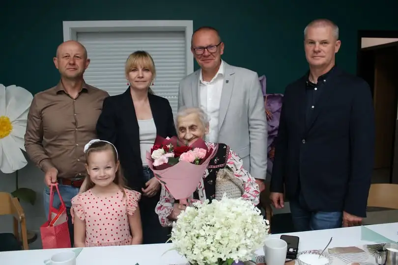 80. urodziny Pani Marii w ostrowskim DPS – wzruszająca niespodzianka od wójta i zespołu