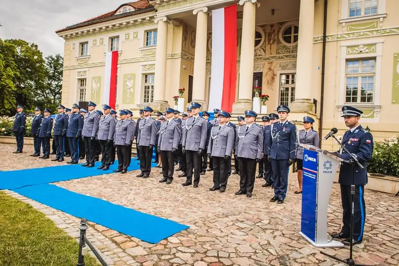 Święto Policji w Ostrowie Wielkopolskim – awanse, wyróżnienia i 100-lecie dzielnicowych