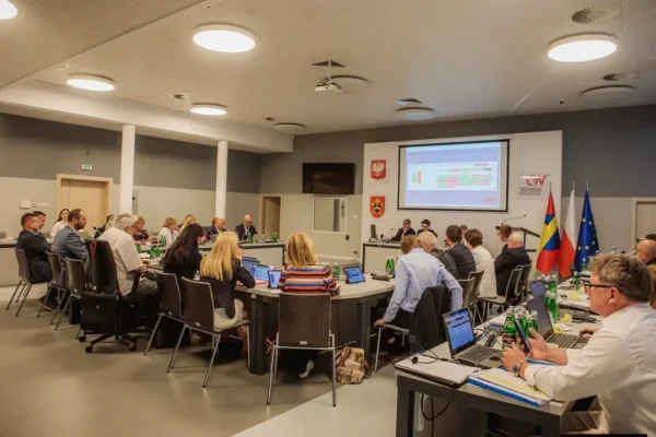 Ostrów Wielkopolski: Radni przegłosowali kluczowe uchwały – wiadukt, alarmowanie i przedszkole