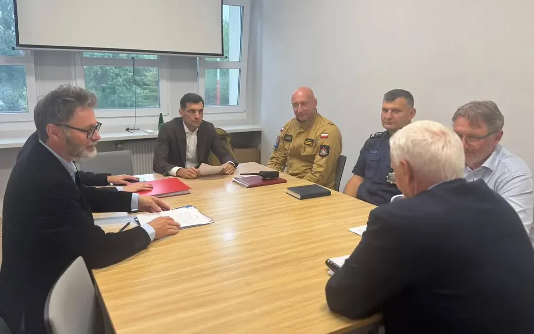 Gwałtowne ulewy w Ostrowie Wielkopolskim – sztab kryzysowy w akcji