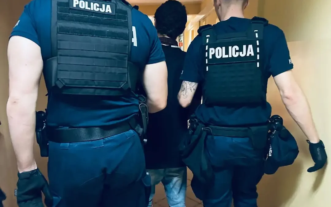 Ostrowscy policjanci zatrzymali cztery osoby poszukiwane i odnaleźli zaginioną