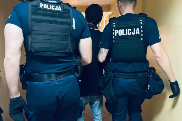 Ostrowscy policjanci zatrzymali cztery osoby poszukiwane i odnaleźli zaginioną