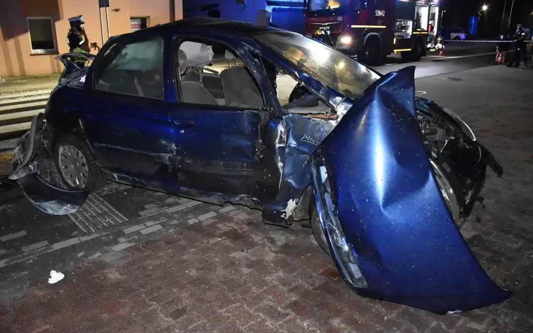 Pijany 28-latek uderzył w dwa budynki, uciekł i ukrył się pod kartonami