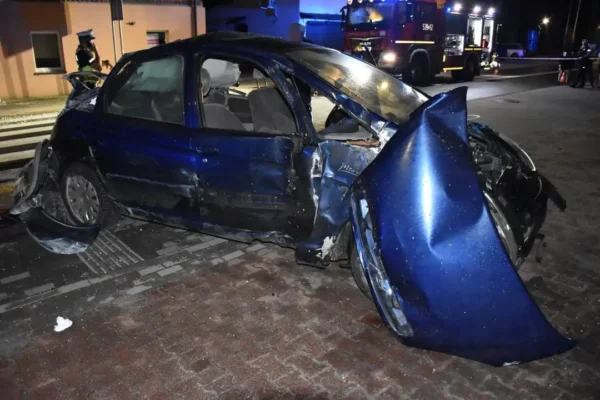 Pijany 28-latek uderzył w dwa budynki, uciekł i ukrył się pod kartonami