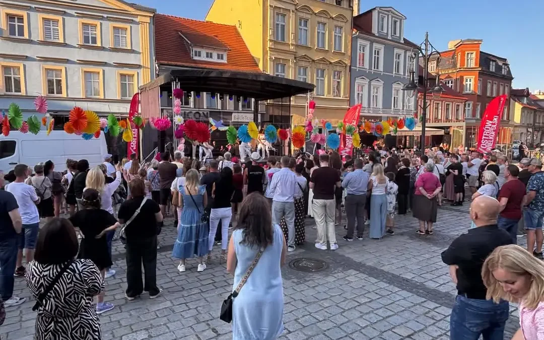 Ostrów Tańczy Latino – salsa i bachata na Rynku w Ostrowie Wielkopolskim