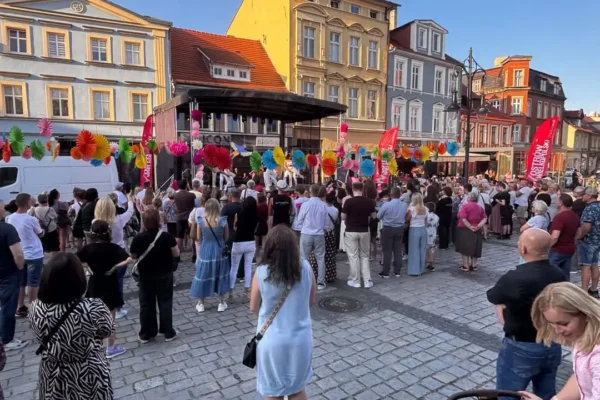 Ostrów Tańczy Latino – salsa i bachata na Rynku w Ostrowie Wielkopolskim