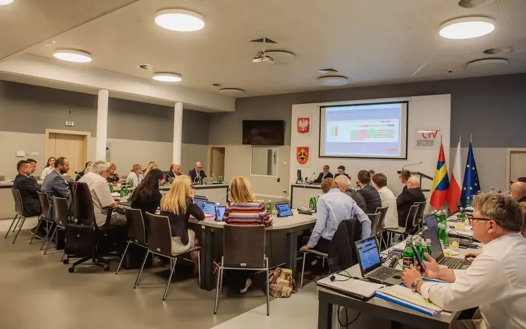 Prezydent Ostrowa krytykuje radnych za cięcia w pensjach urzędników i blokadę finansowania sportu