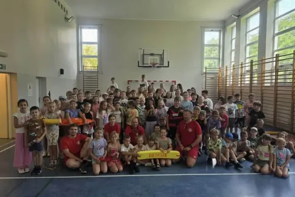 Ratownicy WOPR edukują dzieci na koloniach w Gminie Sieroszewice