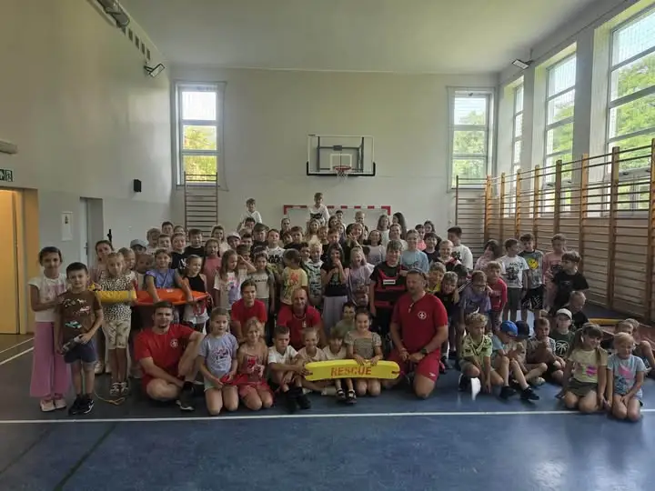 Ratownicy WOPR edukują dzieci na koloniach w Gminie Sieroszewice