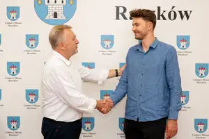 Burmistrz Raszkowa gratuluje Tobiaszowi Pawlakowi debiutu w Tour de Pologne