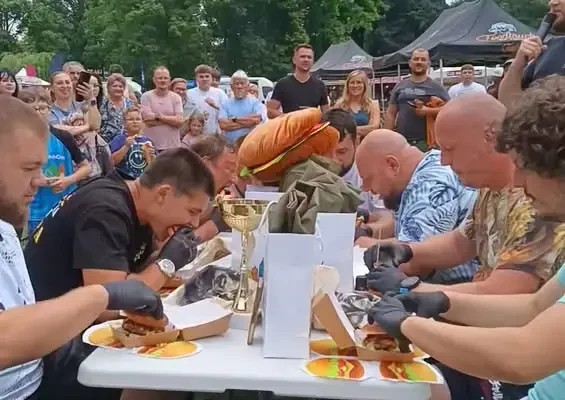 Rekordowa frekwencja na konkursie jedzenia ostrych burgerów w Ostrowie Wielkopolskim