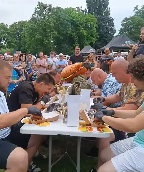 Rekordowa frekwencja na konkursie jedzenia ostrych burgerów w Ostrowie Wielkopolskim