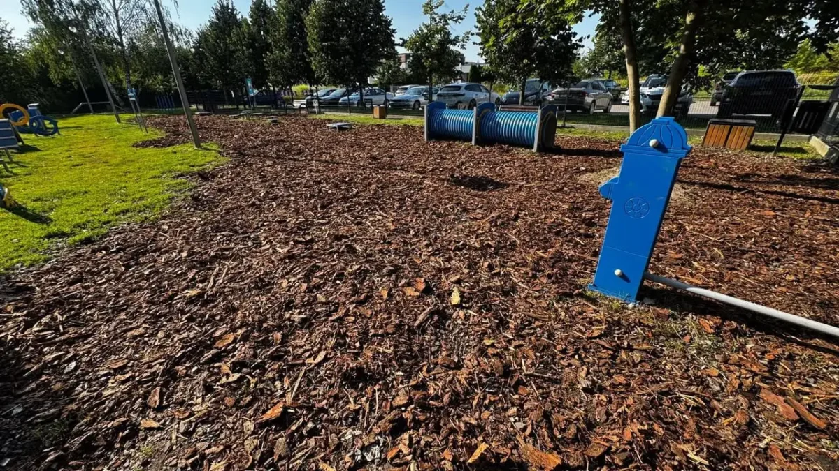 Ostrowski Psi Park odnowiony: nowa kora i odświeżone ławki