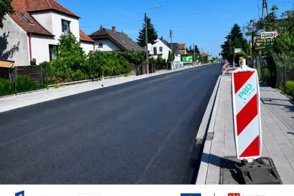 Postęp prac na ul. Ledóchowskiego w Ostrowie Wielkopolskim: wylewanie asfaltu