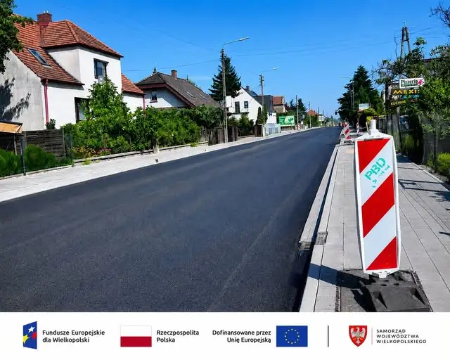 Postęp prac na ul. Ledóchowskiego w Ostrowie Wielkopolskim: wylewanie asfaltu