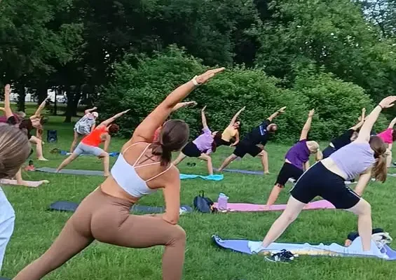 Wakacyjne jogi w Parku Miejskim w Ostrowie Wielkopolskim – dołącz do SKYfitness
