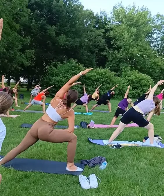 Wakacyjne jogi w Parku Miejskim w Ostrowie Wielkopolskim – dołącz do SKYfitness