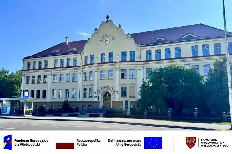 Wymiana okien w zabytkowej szkole w Ostrowie Wielkopolskim