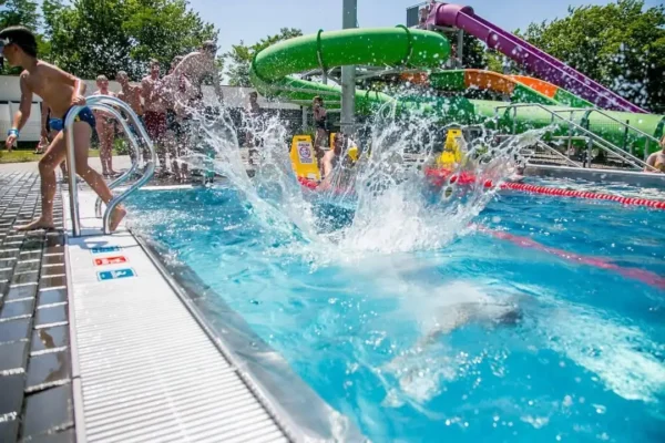 Basen Olimpijska w Ostrowie Wielkopolskim czynny do 22:00 – idealny pomysł na niedzielę