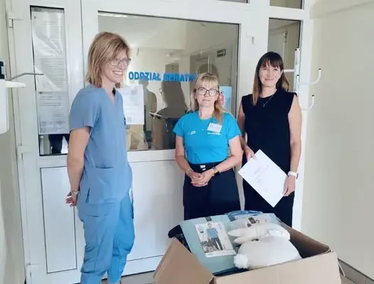 Pracownicy ZUS w Ostrowie Wielkopolskim podarowali piżamy pacjentom szpitala