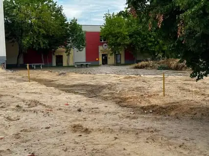 Przy SP nr 4 w Ostrowie Wielkopolskim powstaje zielony mikropark z ogrodem sensorycznym