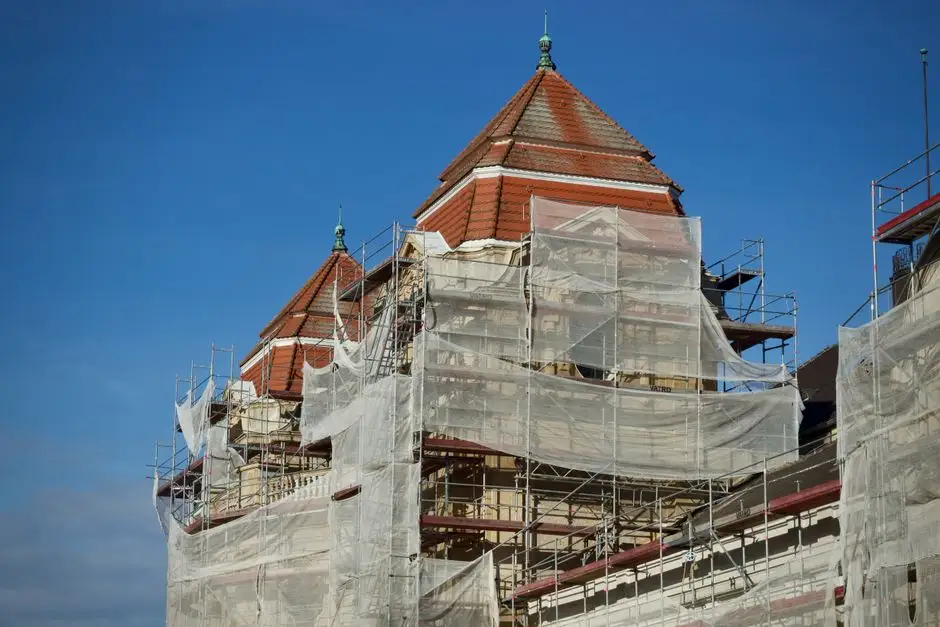 Zabytkowy budynek przy Królowej Jadwigi w Ostrowie Wielkopolskim przechodzi gruntowną modernizację