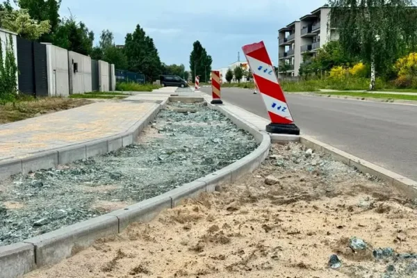 Trwa budowa chodnika i ścieżki rowerowej na ulicy Krakowskiej