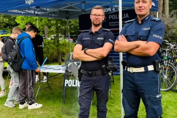 Policjanci z Ostrowa Wielkopolskiego edukowali uczestników 65. Rajdu „Jesień Chopinowska” w Antoninie