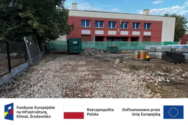 Zielona metamorfoza przed ostrowską „Czwórką” – ogród sensoryczny i naturalny plac zabaw za 3,7 mln zł