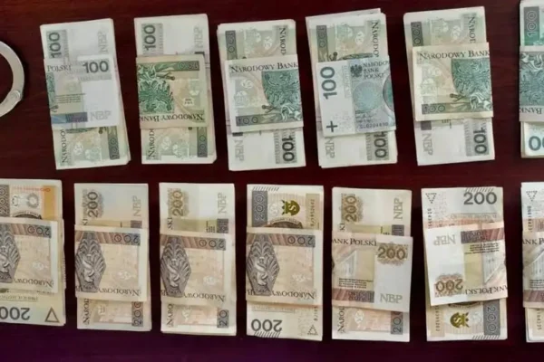 Ostrów Wielkopolski: ukradł kamizelkę z ponad 20 tysiącami złotych. Usłyszał zarzuty