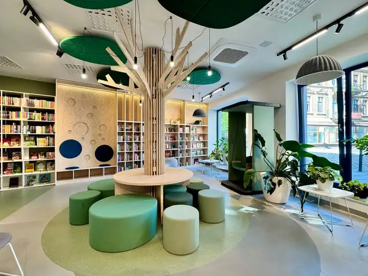 Filia nr 2 w Ostrowie Wielkopolskim – biblioteka z winylami, grami i magicznym drzewem