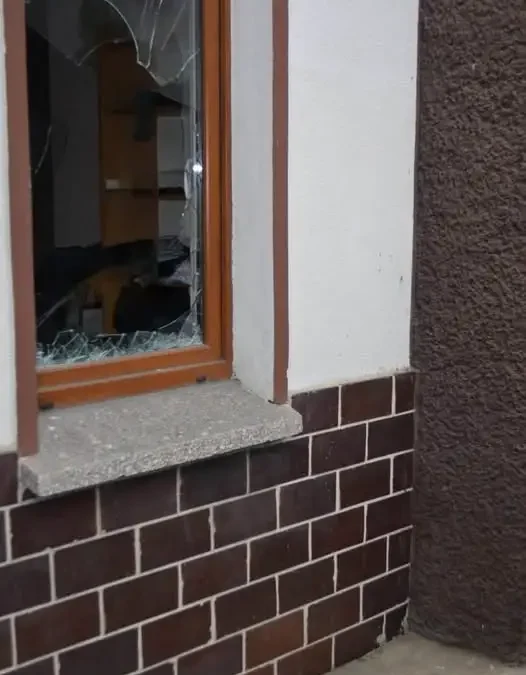 Włamanie w Ostrowie Wielkopolskim: 28-latek ukradł alkohol i uszkodził telewizor