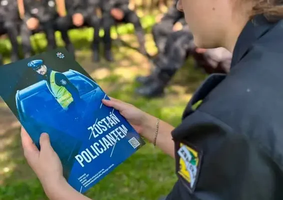 Mundurowy obóz nad Zalewem Piaski-Szczygliczka – policja spotkała się z uczniami klas mundurowych