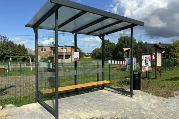 Gmina Sośnie stawia na komfort pasażerów – nowe wiaty przystankowe już stoją