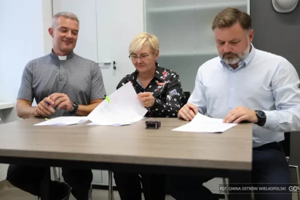 Gmina Ostrów Wielkopolski ratuje XVIII-wieczną ambonę w drewnianym kościele w Górznie