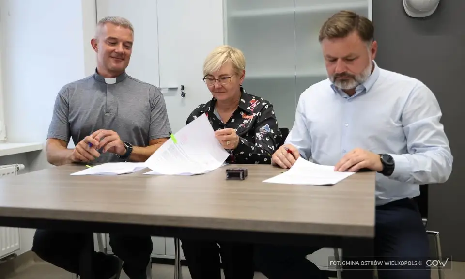 Gmina Ostrów Wielkopolski ratuje XVIII-wieczną ambonę w drewnianym kościele w Górznie