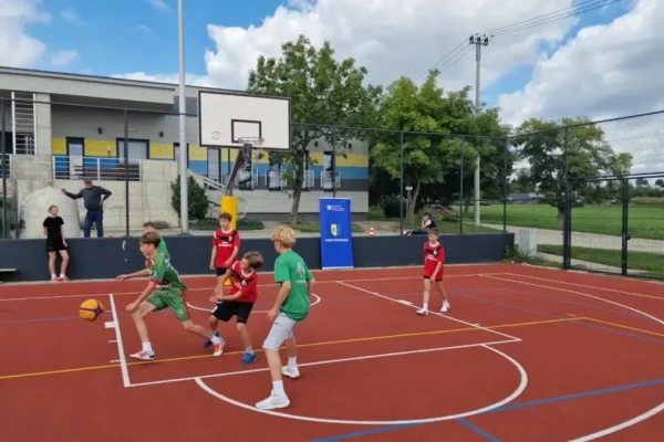 Turniej koszykówki 3×3 w Przygodzicach – sportowa sobota na Orliku