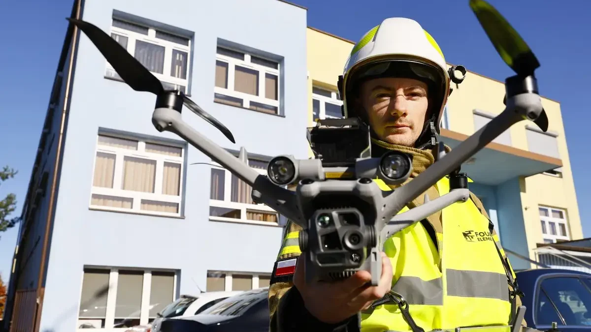 Próbna ewakuacja w Szkole Podstawowej w Dębnicy: 164 uczniów w akcji z dronem strażackim