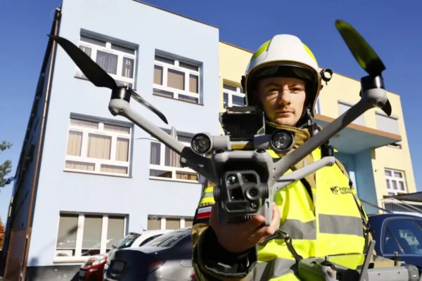 Próbna ewakuacja w Szkole Podstawowej w Dębnicy: 164 uczniów w akcji z dronem strażackim