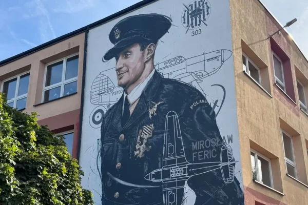 Mural z Mirosławem Fericem – bohater Dywizjonu 303 na ścianie ostrowskiej „Jedenastki”