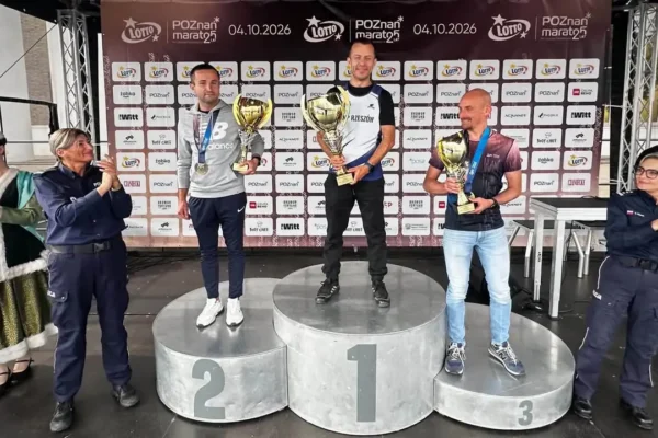 Komendant Powiatowy Policji w Ostrowie Wielkopolskim na podium 25. LOTTO Poznań Maratonu